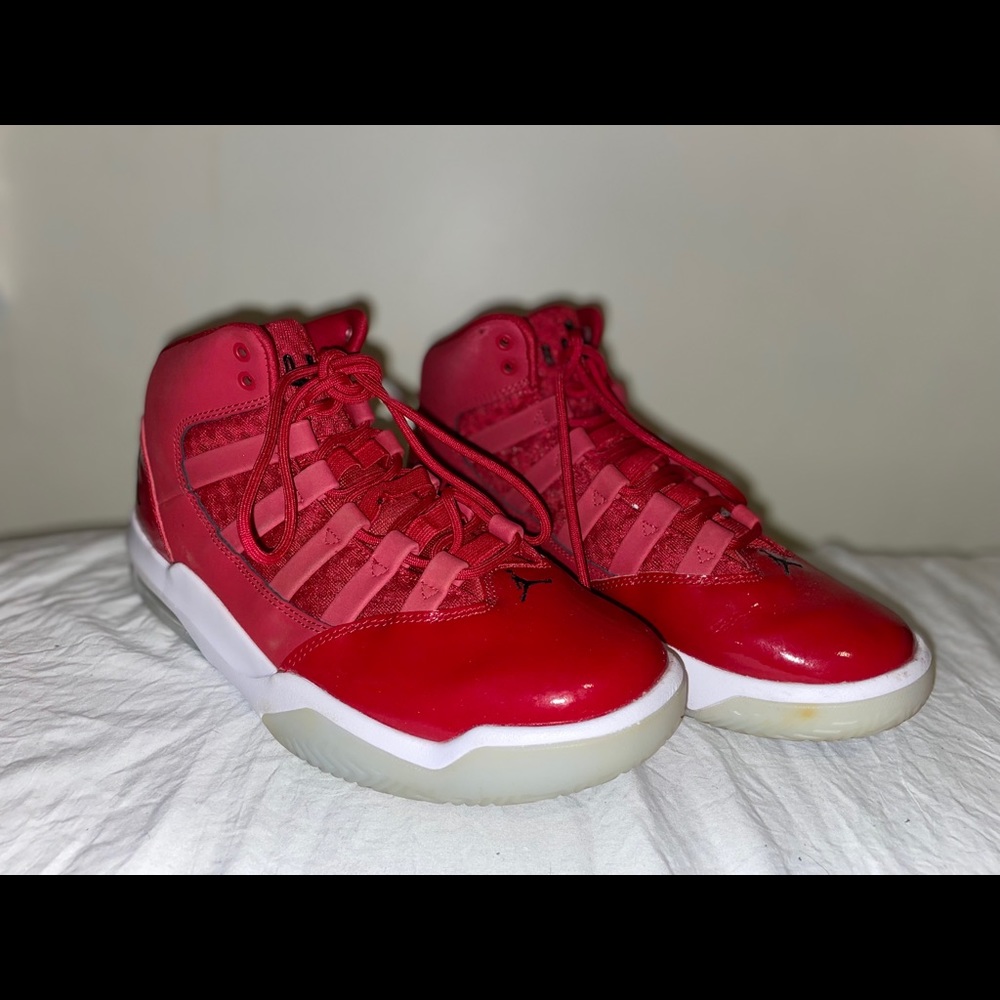 Jordan max auras red